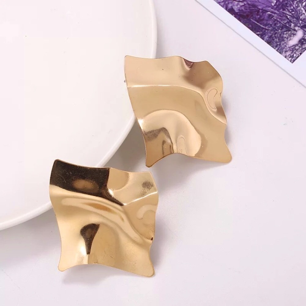 “Mirror, Mirror on the Wall” Crinkle Plate Earring - Picture 4 of 11